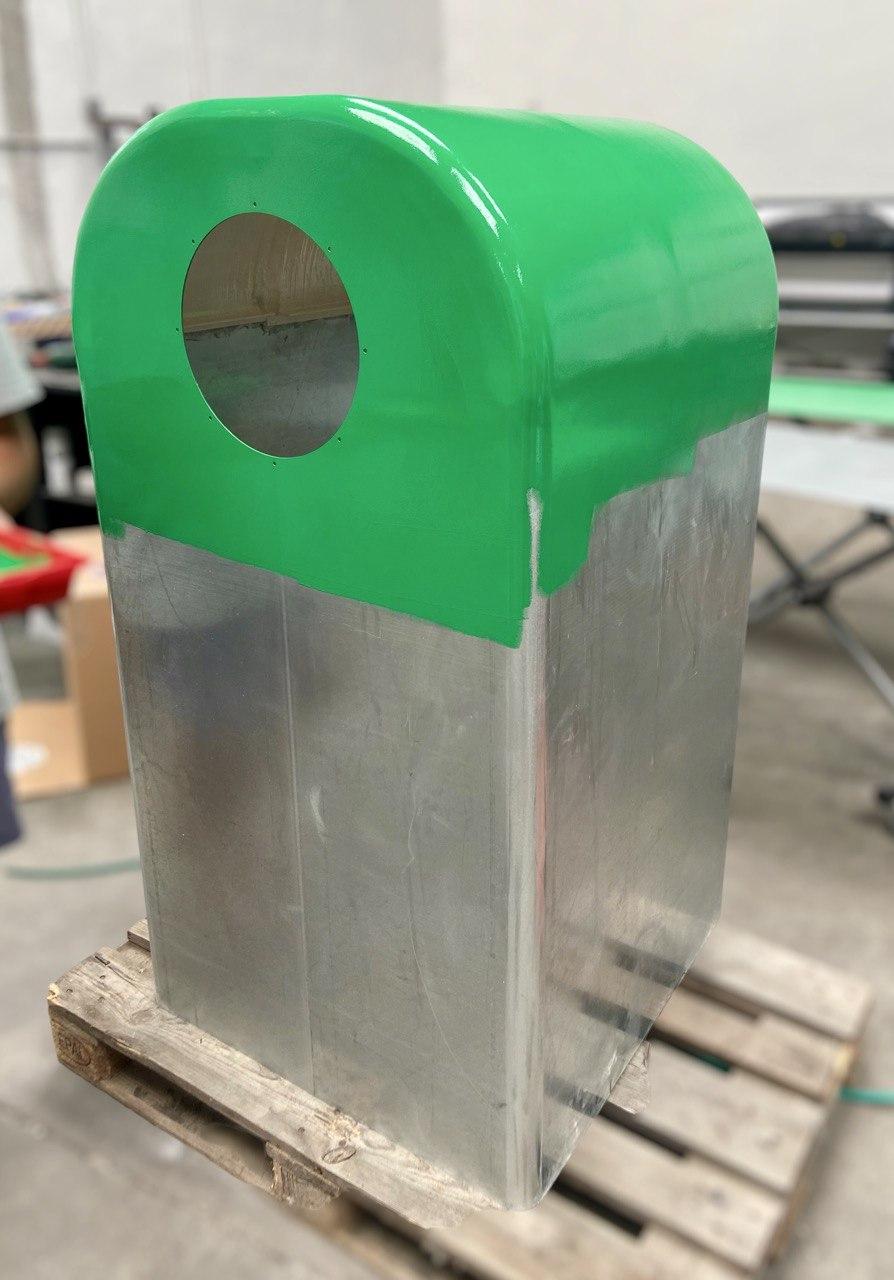 Fabricación Mixta de 4 contenedores de Reciclaje con Impresión 3D – Additium3D